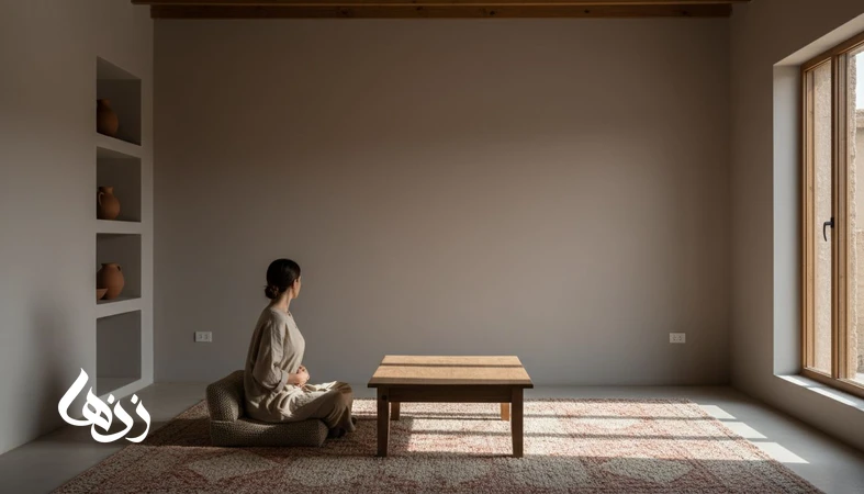زن در فضای آرام خانه با نور صبحگاهی، در حال لمس شکم و تجربه فاصله میان بارداری و آمادگی ذهنی